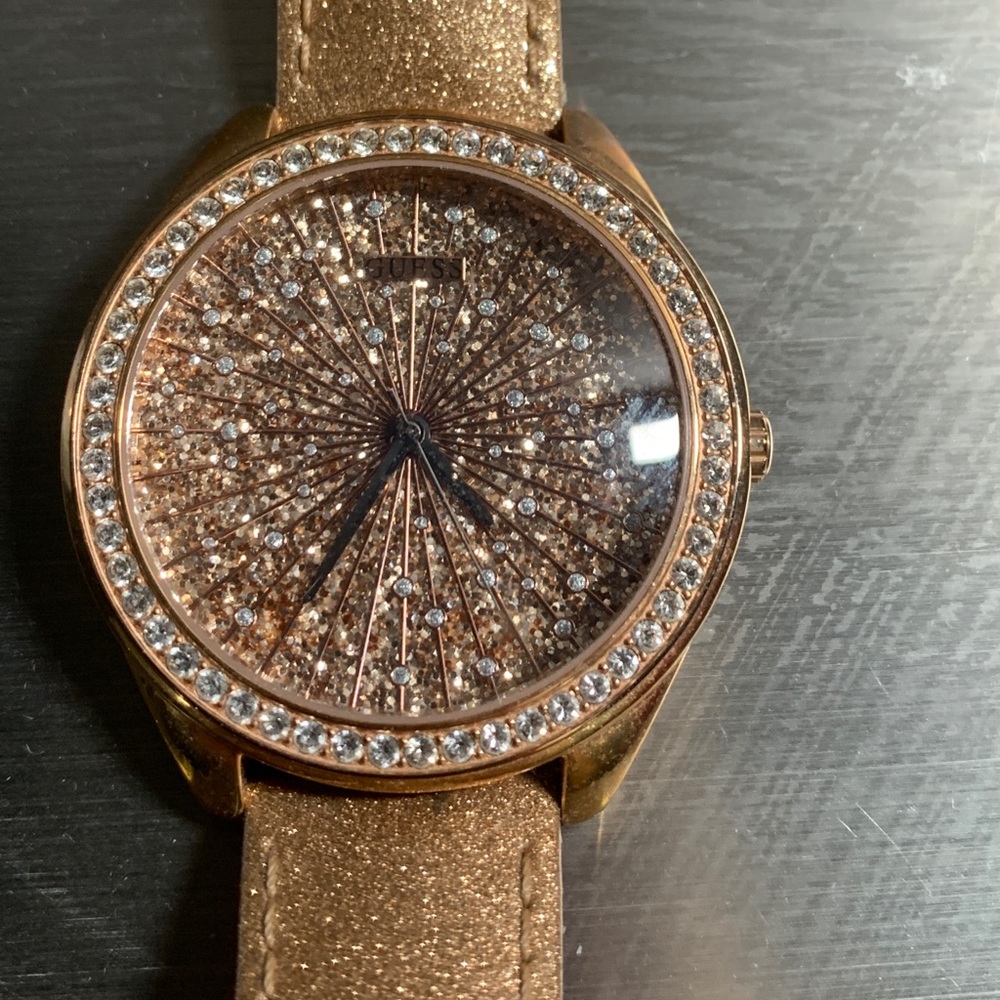Guess gold watch - Picture 2 of 3